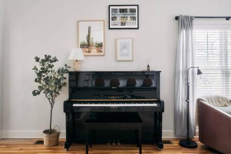 The Commodore - Stunning Vandy Home, Walk To It All Нэшвилл Экстерьер фото
