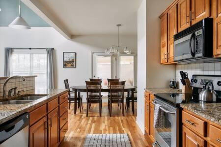 The Commodore - Stunning Vandy Home, Walk To It All Нэшвилл Экстерьер фото